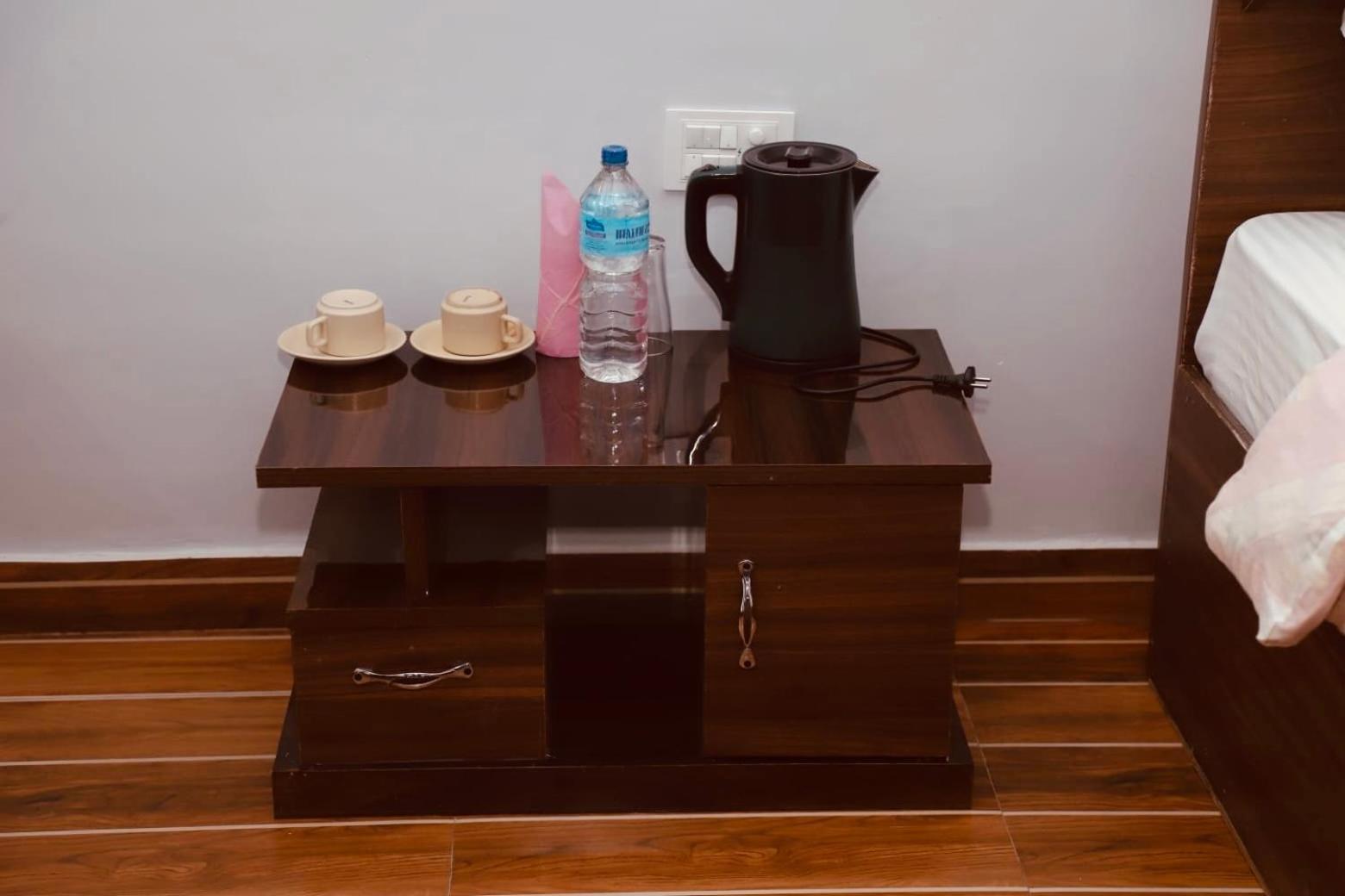 Typical Nepali Kitchen - No Pizza - No Pasta - No Problem !! Otel Sauraha Dış mekan fotoğraf
