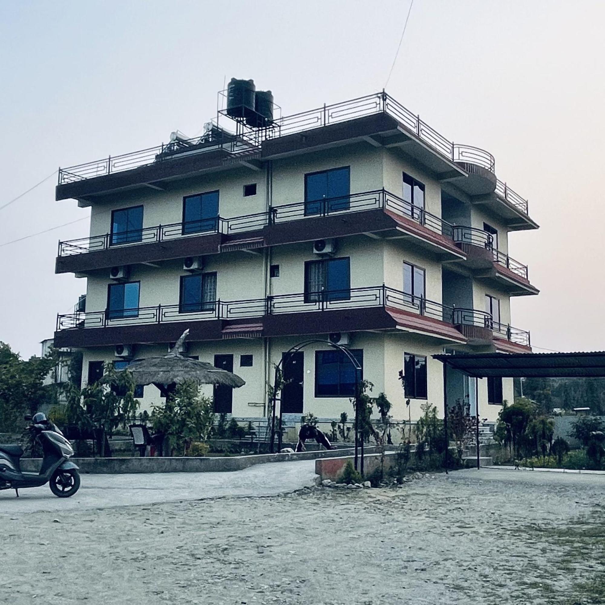 Typical Nepali Kitchen - No Pizza - No Pasta - No Problem !! Otel Sauraha Dış mekan fotoğraf